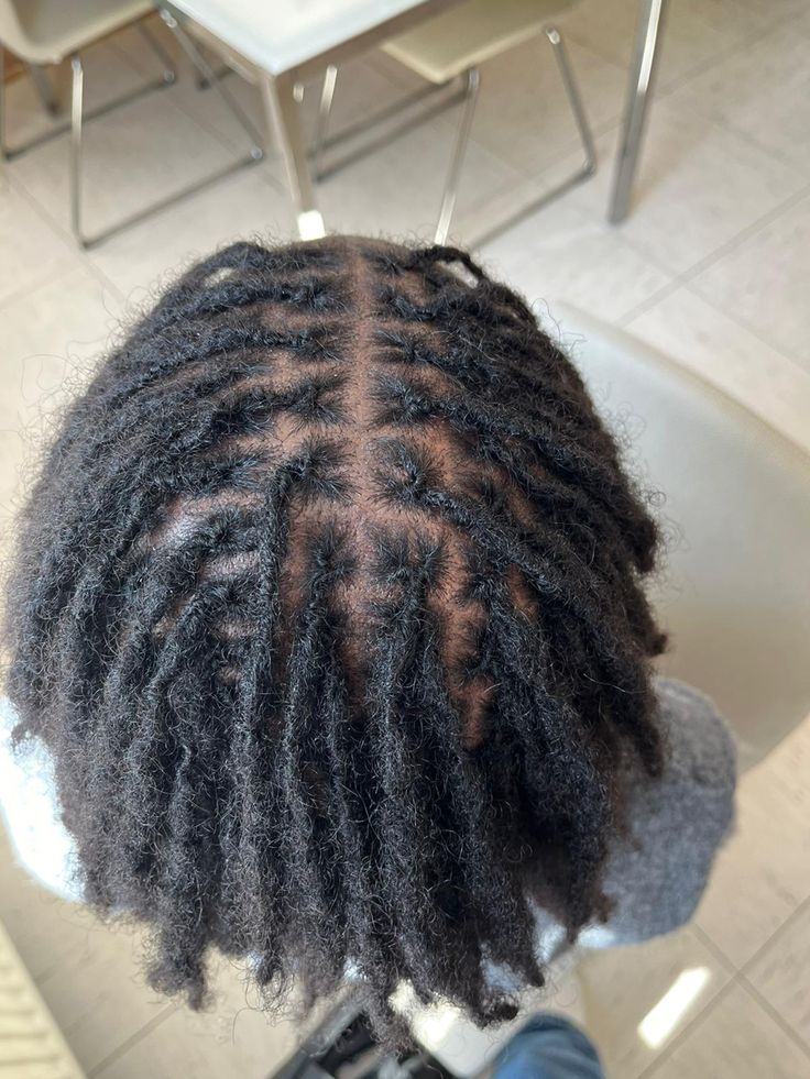 Locs sans rajouts réalisées par Vivi's Braids