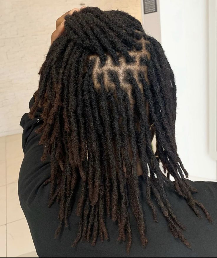 Resserrage de locs réalisées par Vivi's Braids